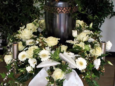 Urne mit Urnenkranz aus weißen Blüten